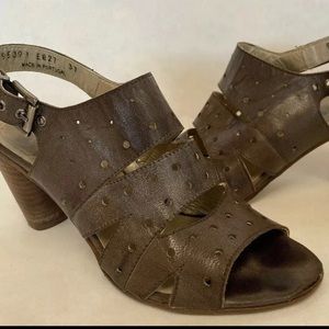 Fidji E827 nude tan peep toe leather sandals with 3” heel & buckle strap size 8